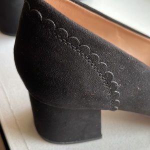 Brand new Size 8 Wide Mia Amore Danila black pump with scallop detail.